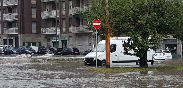 Bomba d’acqua su Milano – Esonda il Seveso, strade allagate: la situazione