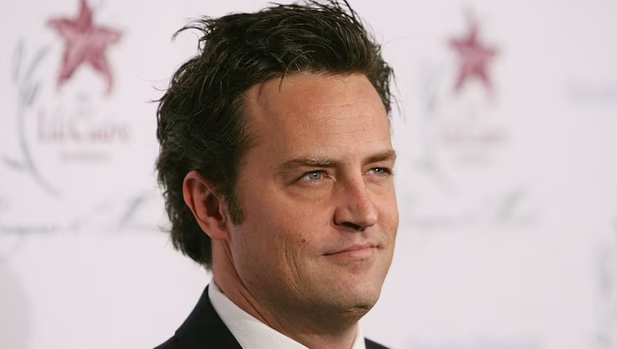 Addio a Chandler di “Friends” – E’ morto a 54 anni l’attore Matthew Perry, il corpo trovato in una vasca