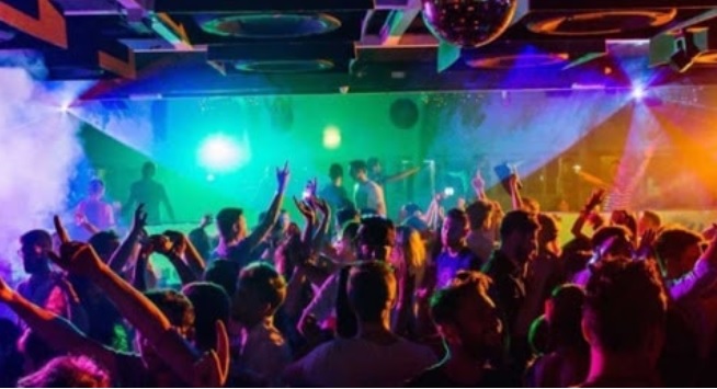 Milano: chiusa la discoteca abusiva. Entravano ragazzi a centinaia, senza misure di sicurezza. Intervengono i Vigili del Fuoco