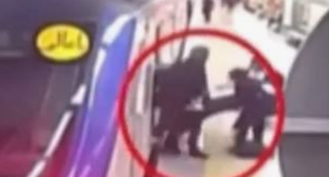 Iran, picchiata e ridotta in fin di vita a 16 anni dalla polizia ‘morale’, perché non indossa il velo. Le immagini non lasciano dubbi sul pestaggio