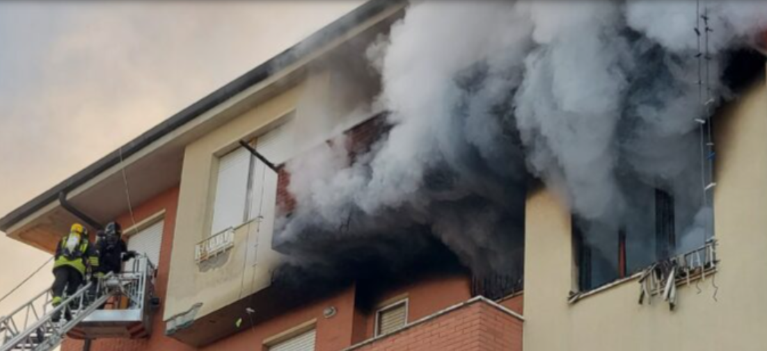 Paura a Milano – Vasto incendio visibile da mezza città. L’intervento dei vigili del fuoco
