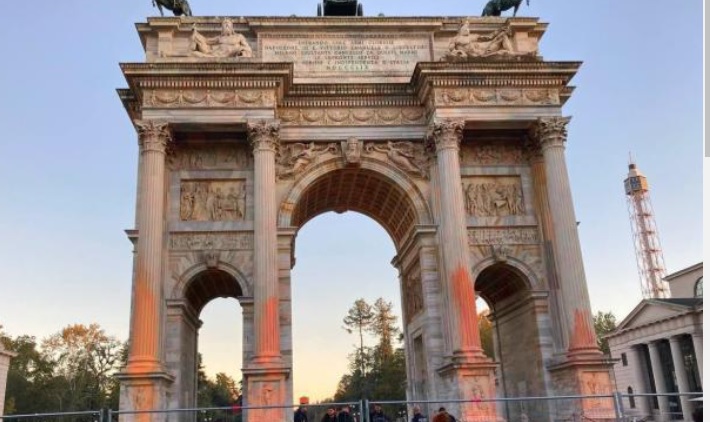 Milano: scoppia la polemica contro gli attivisti. “Arco imbrattato, non si ripulisce”. E ora servirà il restauro