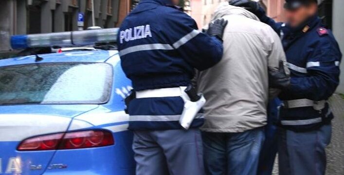 Milano: era in auto con una spacciatrice di droga. Lui si difende: “Sono solo un tassista abusivo”. Arrestati entrambi