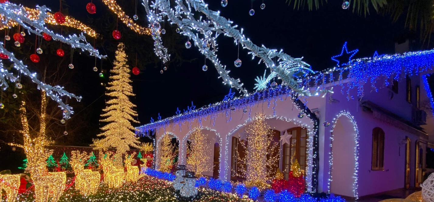 Alle porte di Milano c’è un posto magico – Torna ad illuminarsi la “Casa di Babbo Natale”. Ecco come visitarla (gratis)