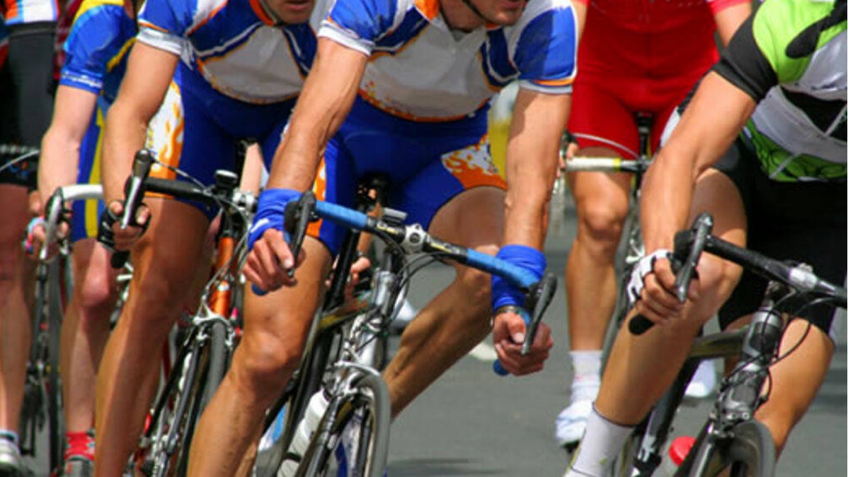 Milano – Passano col rosso in bici proprio davanti ad auto dei carabinieri: gruppo ciclisti multato