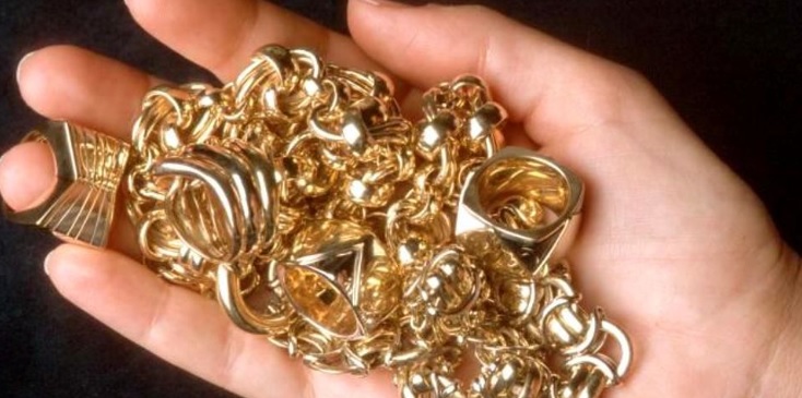 Assurdo a Milano: ricca imprenditrice denuncia furto di gioielli per 700mila euro.  Ma se li era scordati in un’altra casa: “Scusatemi”