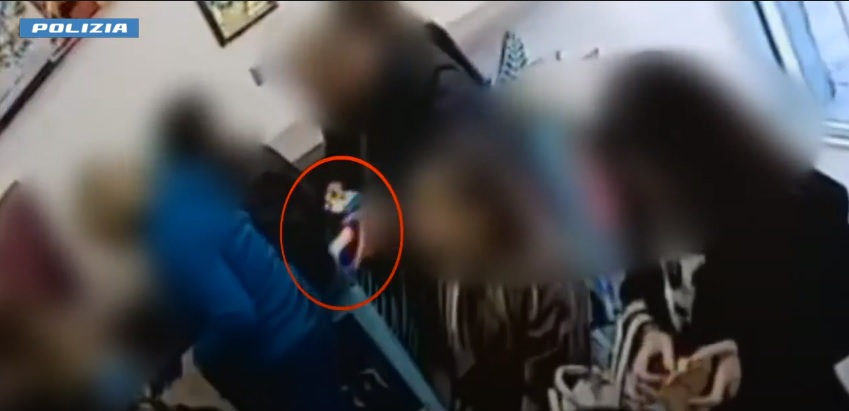 Milano – Così rubano soldi e borse ai clienti dei bar in centro. Colpi a ripetizione: tre arresti