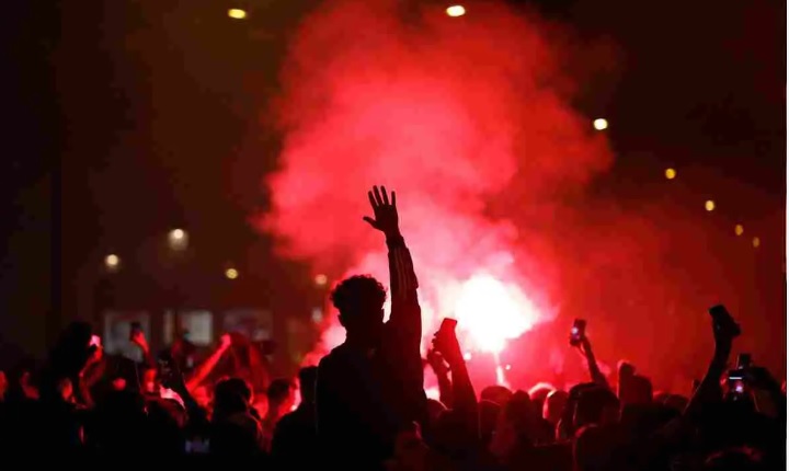 Milano – Violentissimi scontri sui Navigli  fra tifosi Milan e Paris Saint Germain. C’è un ferito grave, accoltellato