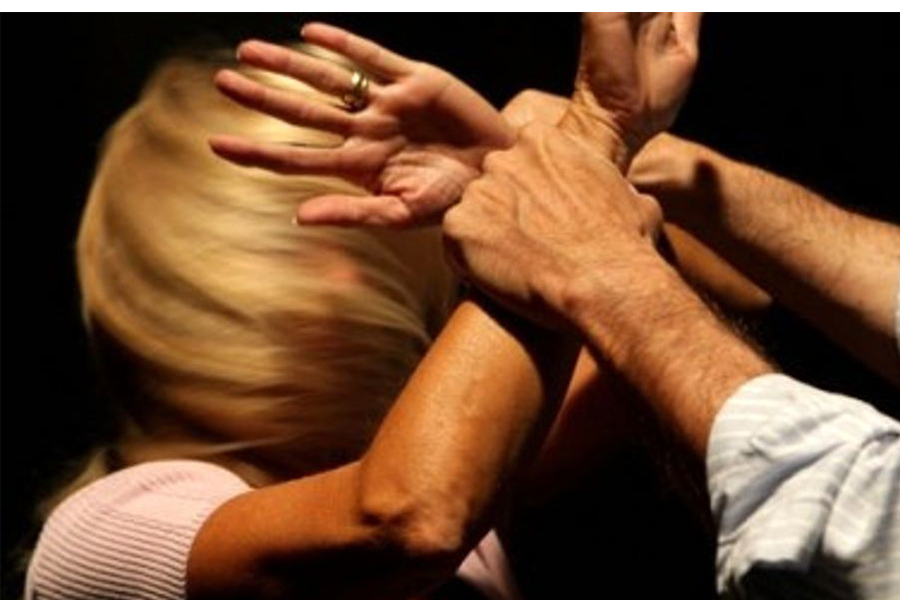 Milano – Perseguita l’ex e vuole sfregiarla in viso con l’acido. Arrestato