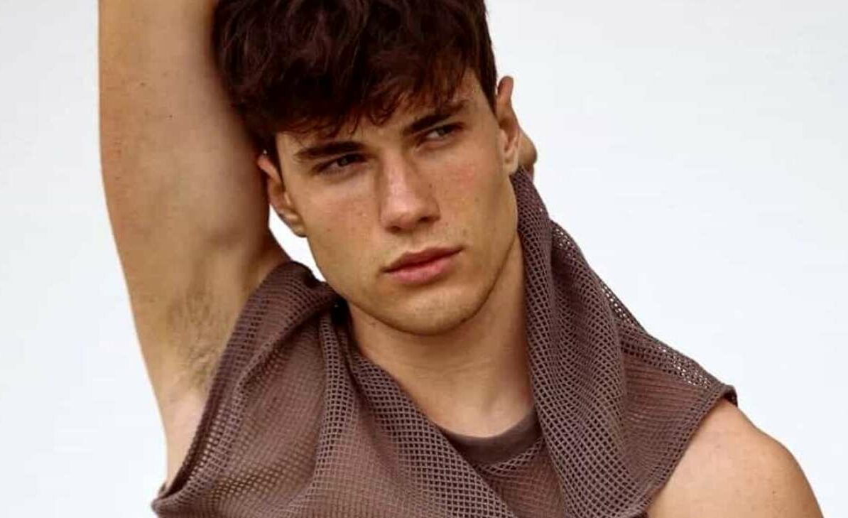 Milano: eletto il più bello d’Italia, diventa prete a 21 anni. Edoardo racconta la sua storia: “E’ la scelta giusta”