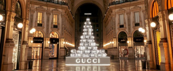 Milano – Tutti gli  Alberi di Natale in città: dall’eleganza di Gucci agli abeti “rossi” e pieni di luce INFO