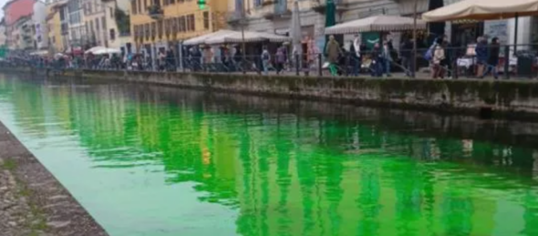 Milano – Blitz degli ambientalisti: colorano i Navigli di verde. “Gli oceani cambieranno colore per sempre”