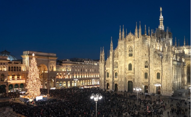 Milano – Piazza Duomo si illumina con il nuovo Albero di Natale: è un maestoso abete del Caucaso (con 100 mila led)
