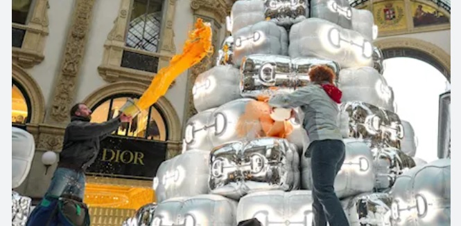 Milano: Vandalizzato anche l’Albero di Natale di Galleria Vittorio Emanuele dagli attivisti di Ultima Generazione: “Attacco insensato”