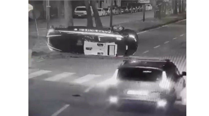 Milano – Violentissimo scontro all’incrocio: auto carabinieri travolta, si ribalta in strada