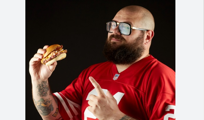 A Milano apre il secondo fast food “devastante” del noto youtuber Mocho: “Ho venduto migliaia di panini e 20 tonnellate di patatine”