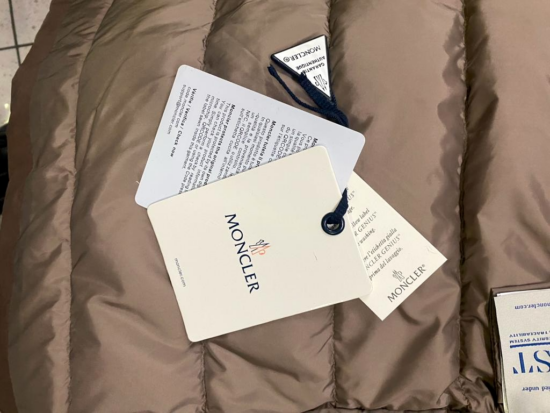 Milano: piumini Moncler e borse Chanel contraffatte in un negozio di Porta Romana. Denunciata la titolare