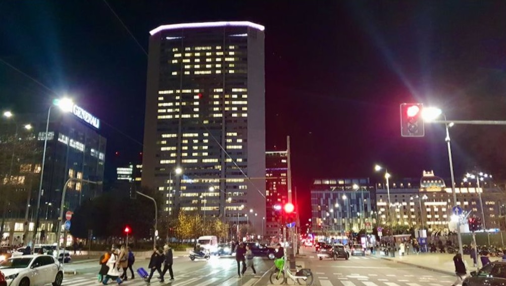 Milano contro la violenza sulle donne – Palazzo Pirelli si illumina con la scritta “Non sei da sola”