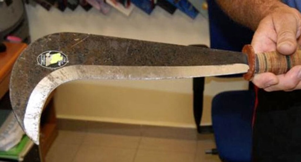 Follia totale in Lombardia: maghrebino colpisce senza motivo un uomo, con una roncola in testa. Lo stava per uccidere. Arrestato