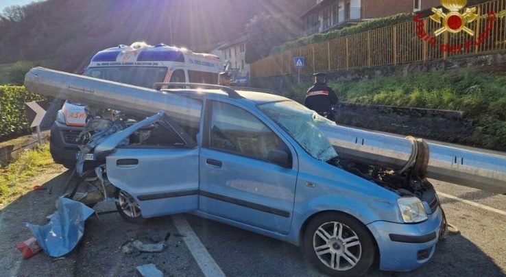 Incredibile in Lombardia: palo cade da camion e trafigge auto. Conducente miracolosamente illesa