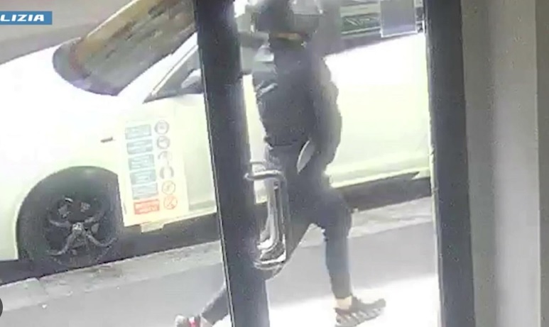 Milano: tentato omicidio in centro. Aggredito e accoltellato da 3 cinesi al ristorante