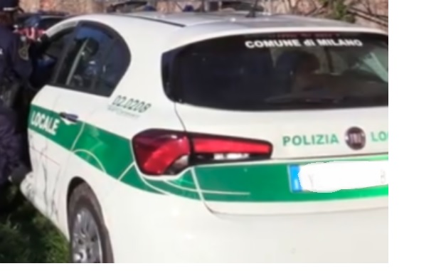 Paura a Milano – Auto della Polizia Locale si scontra contro una vettura. Poi si schianta contro un bar vicino