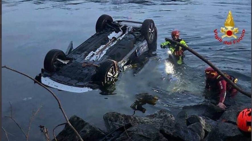 Tragedia in Lombardia – Auto finisce nel lago: muore una donna. Gravi due milanesi