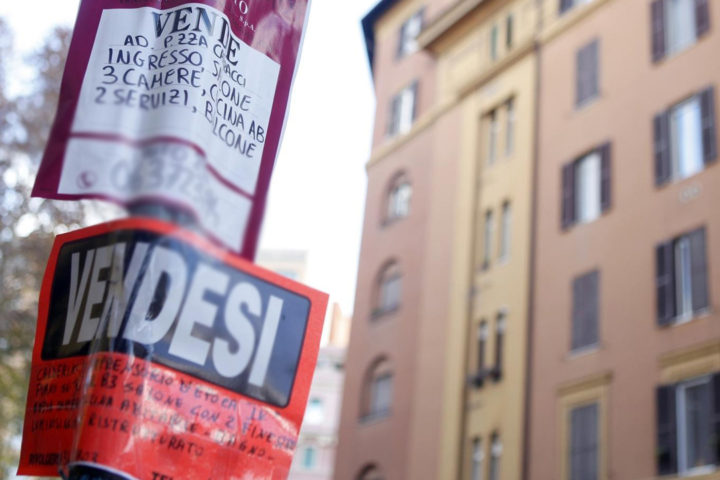 Mercato immobiliare, crollano le compravendite – “Gli Italiani non hanno più soldi per prendere casa”