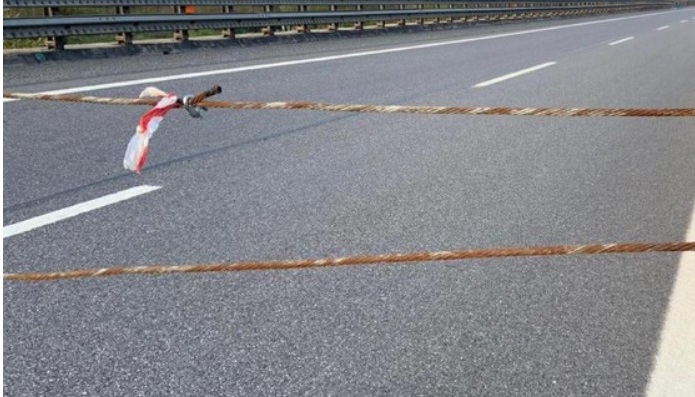 Follia totale a Milano – Tende un cavo di acciaio in strada, ad altezza uomo, per divertirsi. Il ragazzo si giustifica: “Mi annoiavo”