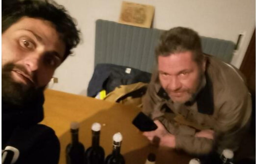 Dramma in Lombardia: si scatta un selfie con l’amico, poi lo uccide con una coltellata. Incastrato dall’ultima foto: “Per stasera bastano”