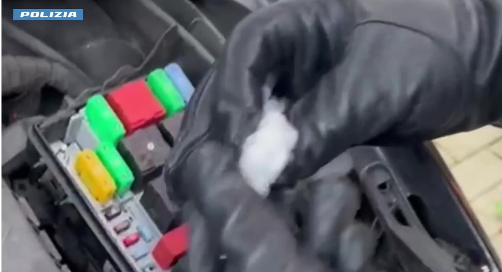 Milano – Maghrebino nasconde droga anche nel vano motore: scoperto e arrestato