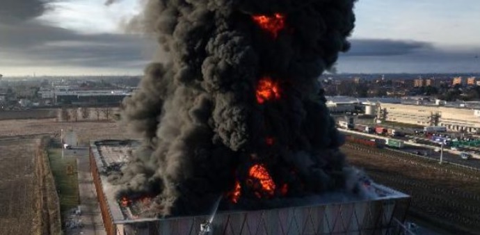 Paura in Brianza – Enorme colonna di fumo nero da una fabbrica: “Chiudete le finestre, sostanze inquinanti”