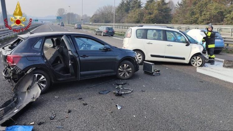 Milano- Varese, grave incidente fra 3 auto, ferito anche un bambino. Code fino a 5 km