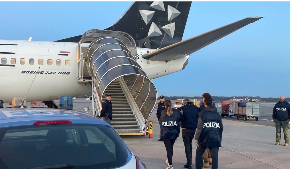 Milano: aggredisce passanti con Corano – Egiziano arrestato e rimpatriato