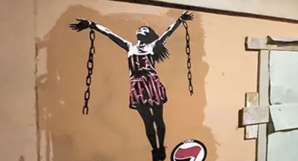 Un murales per la Monzese Ilaria Salis, che spezza le catene – Salvini: “Assurdo che sia una maestra, sia processata a Budapest”