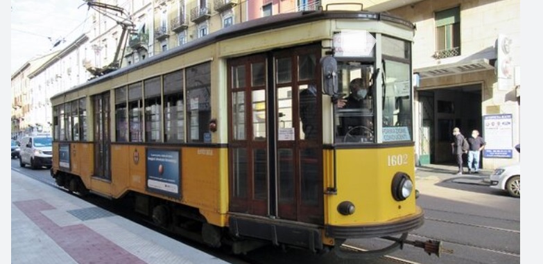 A Milano l’ultimo viaggio del mitico “Tram 1928”, dopo 100 anni di attività. Verrà esposto in un museo