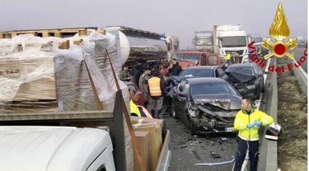 Maxi tamponamento per nebbia sulla A1: 30 veicoli coinvolti – Chiusa autostrada fra Piacenza e Parma