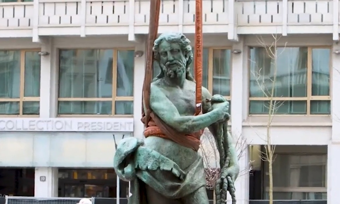 A Milano torna il “Cristo” – Calato dall’alto uno dei simboli cittadini: era stato rimosso per la M4