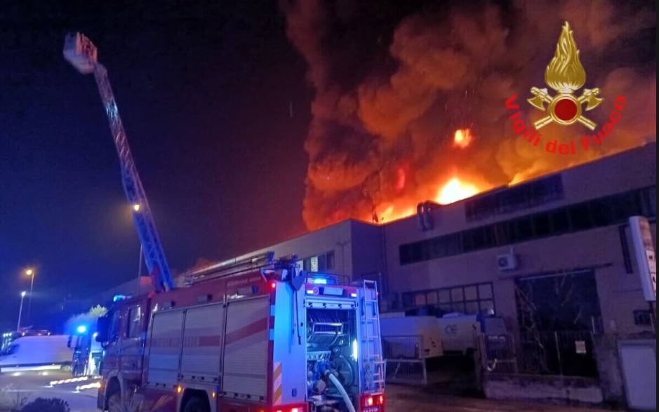 Vasto incendio nella notte, a fuoco un complesso industriale – L’appello: “Tenete le finestre chiuse”