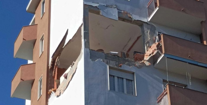 Milano – Esplosione in un palazzo a Corsico, appartamento sventrato. La situazione