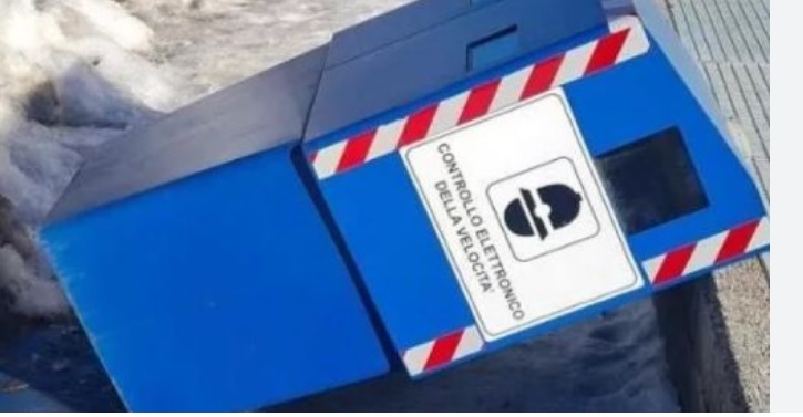 Dopo Fleximan arriva Parkman, il “giustiziere” dei parchimetri. Li abbatte a sassate e martellate