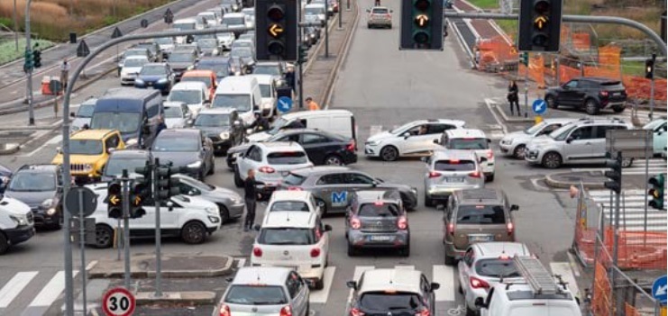 Milano, dati terrificanti sul traffico – E’ la quarta città peggiore al mondo: la capitale del tempo perso (in strada)