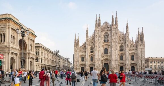 Milano: molesta ragazza in piena piazza del Duomo. Maghrebino arrestato