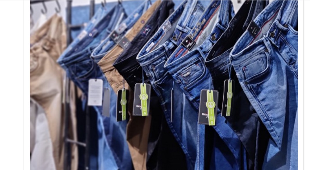 In Lombardia nascono i primi Jeans “green”, fatti col caucciù. Vincono il premio “Rivoluzione nella moda”
