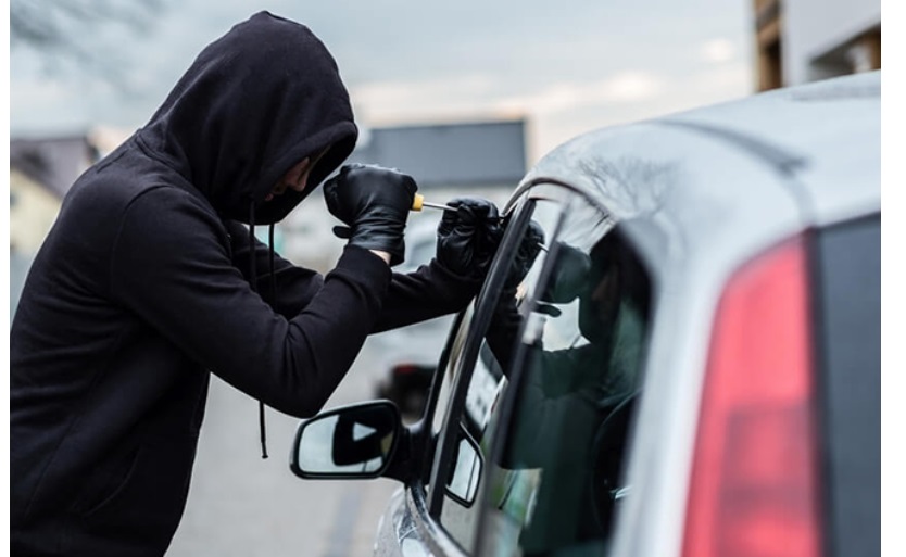 Milano: aprono le auto mentre i genitori portano i figli a scuola- Arrestati due italiani