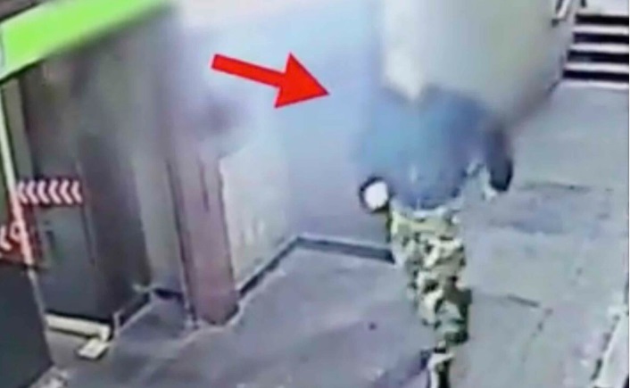 Milano – Minorenne con svastica sul petto aggredisce persone in metro al grido “I fascisti sono tornati”: arrestato