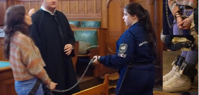 Ilaria Salis compare ancora al guinzaglio e in catene, “come un cane” – Il giudice: “Resta in carcere”. E scoppia la polemica