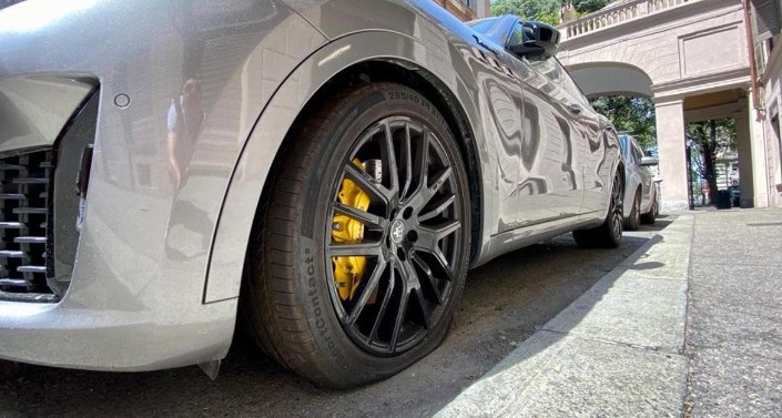 A Milano continua la guerra ai Suv: gli ambientalisti sgonfiano le ruote a 60 auto in poche ore. “Il Suv uccide, è solo vanità”