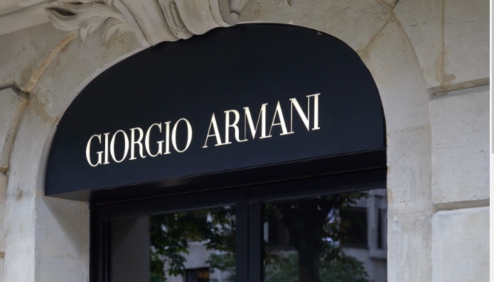 Milano – “Lavoro nero e da fame”, commissariata Armani operations: “Da anni agevola il caporalato”. L’accusa