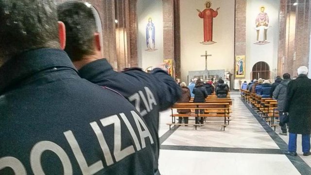 Follia a Milano – Entra in chiesa e sfascia tutto. Interviene la Polizia